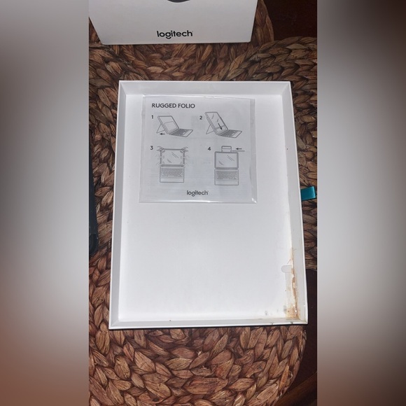 Logitech Rugged Folio Keyboard Case for Apple iPad 7th & 8th Generation - Picture 5 of 13